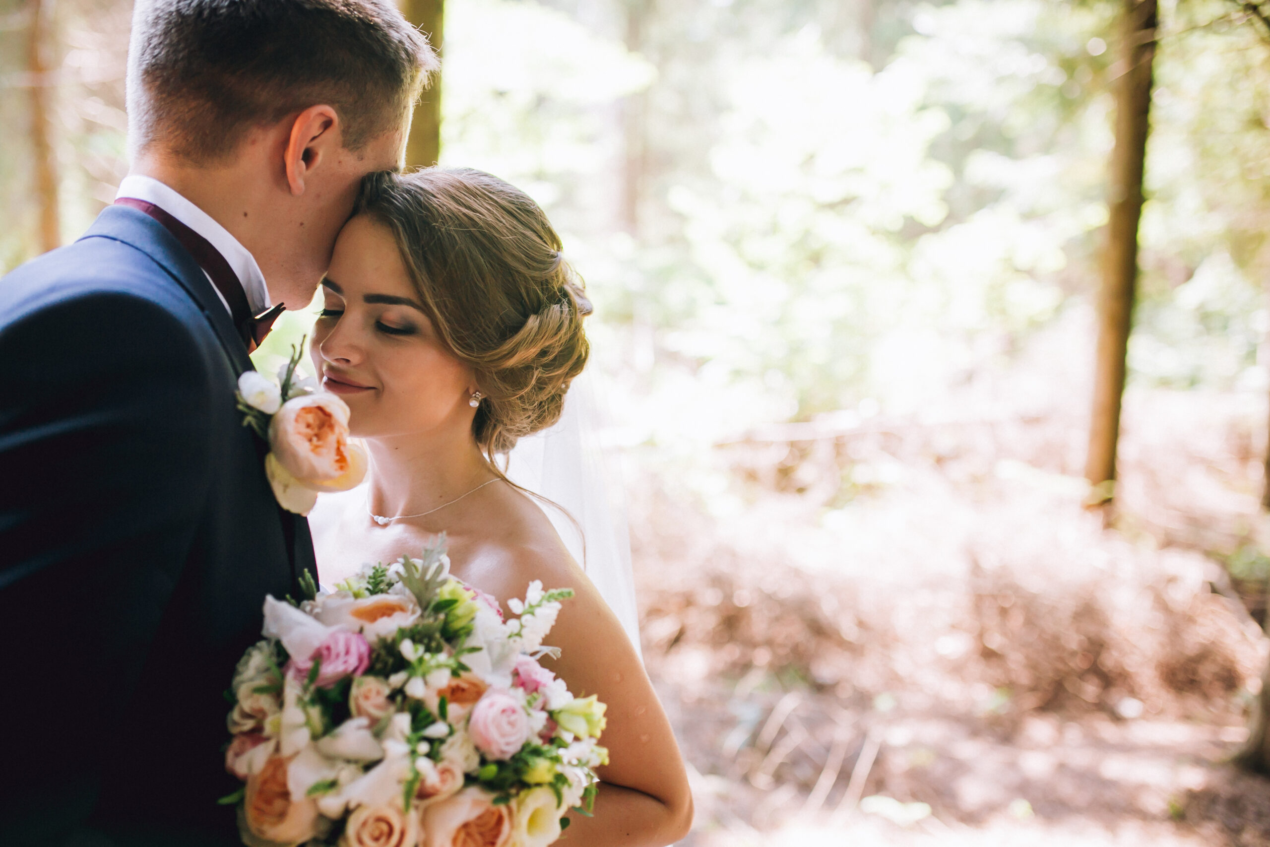 Bride,And,Groom,In,A,Park,Kissing.couple,Newlyweds,Bride,And